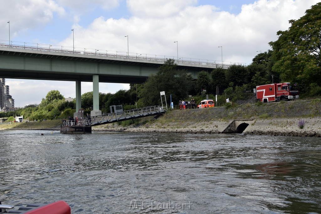 Uebung BF Taucher und Presse Koeln Zoobruecke Rhein P062.JPG - Miklos Laubert